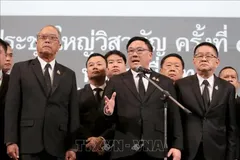 Cựu Thứ trưởng Tài chính Thái Lan Julapun Amornvivat (giữa) được bầu làm lãnh đạo mới của Đảng Pheu Thai. Ảnh: Bangkok Post/TTXVN