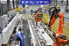 Công nhân làm việc tại nhà máy ở Cáp Nhĩ Tân, tỉnh Hắc Long Giang, Trung Quốc. Ảnh: THX/TTXVN