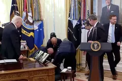 Ông Trump chứng kiến ​​các quan chức đến giúp đỡ người đàn ông bị đổ gục. Ảnh: DWS News