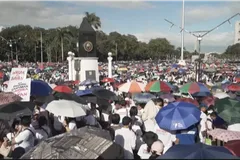 Hàng ngàn người đổ về Manila để yêu cầu chính phủ minh bạch hóa các dự án chống lũ và xử lý trách nhiệm những bên liên quan. Ảnh chụp màn hình video.