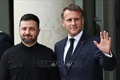 Tổng thống Pháp Emmanuel Macron (phải) và Tổng thống Ukraine Volodymyr Zelensky tại cuộc gặp ở Paris ngày 4/9/2025. Ảnh: THX/TTXVN