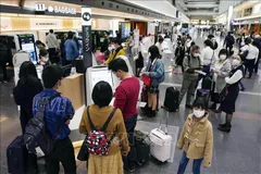 Hành khách tại sân bay Haneda ở thủ đô Tokyo, Nhật Bản. Ảnh tư liệu: Kyodo/TTXVN