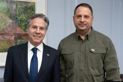 Chánh Văn phòng Tổng thống Andriy Yermak (phải). Ảnh: VOA