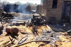 Ngôi nhà bị hư hại sau vụ tấn công bằng pháo kích tại El Fasher, bang Bắc Darfur, Sudan. Ảnh tư liệu: THX/TTXVN