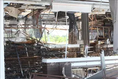 Một cửa hàng tiện lợi bị phá hủy do xung đột tại Si Sa Ket, Thái Lan. Ảnh tư liệu: THX/TTXVN