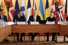 Thủ tướng Anh Keir Starmer (giữa), Tổng thống Pháp Emmanuel Macron (trái) và Tổng thống Ukraine Volodymyr Zelensky dự Hội nghị thượng đỉnh châu Âu về vấn đề Ukraine, tại Anh. Ảnh: THX/TTXVN