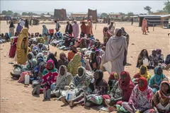 Người tị nạn chờ nhận lương thực viện trợ tại Adre, CH Chad. Ảnh: THX/TTXVN