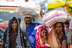 Người dân di chuyển trên đường phố tại New Delhi, Ấn Độ. Ảnh tư liệu: ANI/TTXVN