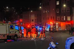 Lực lượng ứng phó khẩn cấp bang New South Wales làm nhiệm vụ tại hiện trường vụ xả súng ở thành phố Sydney, Australia ngày 14/12/2025. Ảnh: Anadolu Agency/TTXVN