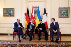 Từ trái sang, Thủ tướng Đức Friedrich Merz, Thủ tướng Anh Keir Starmer, Tổng thống Ukraine Volodymyr Zelensky và Tổng thống Pháp Emmanuel Macron tại cuộc gặp ở London ngày 8-12. Ảnh: THX/TTXVN