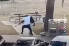 Ảnh chụp màn hình video cảnh Ahmed al Ahmed tước vũ khí kẻ xả súng.