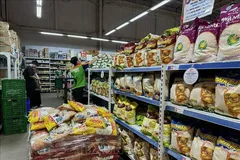 Gạo được bày bán tại siêu thị tại Indonesia. Ảnh: TTXVN