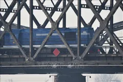 Tàu hỏa qua cầu Hữu Nghị ở thành phố Đan Đông, Trung Quốc, giáp giới với Triều Tiên. Ảnh: TTXVN