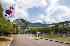 Du khách tham quan Nhà Xanh tại Seoul, Hàn Quốc. Ảnh tư liệu: THX/TTXVN