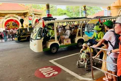 Người dân, du khách tham quan Suối Tiên trưa 30-4. Ảnh: GIA HÂN