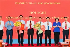 Thường trực Thành ủy TPHCM chúc mừng đồng chí Lê Quốc Phong và đồng chí Phạm Thành Kiên nhận quyết định