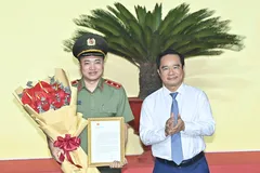 Chủ tịch UBND TPHCM Nguyễn Văn Được trao thư khen của Thủ tướng Chính phủ cho Trung tướng Mai Hoàng. Ảnh: VIỆT DŨNG