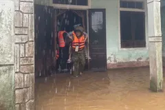 Quân đội nỗ lực hỗ trợ người dân vùng 'rốn lũ' TP Huế
