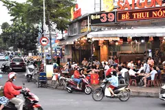 Vỉa hè, lòng đường vẫn bị lấn chiếm