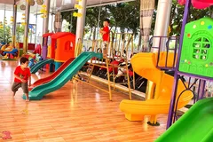 Các cháu thiếu nhi đang vui đùa trong sân chơi Ảnh: ĐOÀN HIỆP