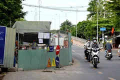 Lô cốt lấn gần hết đường Phạm Thế Hiển (quận 8, TPHCM).