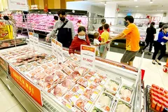 Mua thịt heo tại AEON Tân Phú, TPHCM. Ảnh: CAO THĂNG