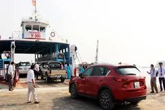 Những chuyến xe đầu tiên xuống phà Rạch Miễu sáng 27-1.