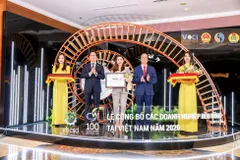 Ông Trần Tam, Chủ tịch HĐQT Phuc Khang Corporation, nhận bằng khen Top 100 doanh nghiệp bền vững Việt Nam 2020.