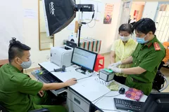 Người dân quận 1 làm CCCD có gắn chip Ảnh: THU HƯỜNG