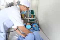 Bác sĩ chăm sóc cho bệnh nhân sau khi điều trị thành công.