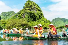 Du khách TPHCM tham quan quần thể danh thắng Tràng An (Ninh Bình)