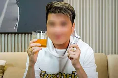 Khi nghệ sĩ... bán mình