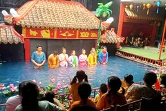 Các diễn viên múa rối nước chào khán giả (ảnh chụp trước thời điểm dịch Covid-19 bùng phát)