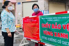 Phó Bí thư Thành ủy, Chủ tịch HĐND TPHCM Nguyễn Thị Lệ thăm hỏi, động viên người dân tham gia tự quản, bảo vệ “vùng xanh” ở quận 3. Ảnh: VĂN MINH