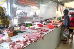 Hàng hóa tươi sống bày bán tại chợ Ngã Ba Bầu, Hóc Môn