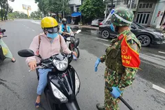 Ngày đầu dùng giấy đi đường mới: Giấy cũ vẫn được "du di"
