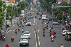 Giao thông nhộn nhịp trong ngày đầu nới lỏng giãn cách ở TPHCM