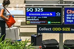 Một hành khách trên chuyến bay SQ325 của Singapore Airlines - chuyến bay đầu tiên đến Singapore theo VTL trong sảnh hành lý tại sân bay Changi ngày 8-9-2021.