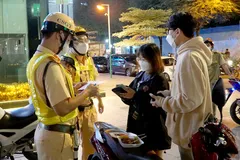 Rủ nhau đổ về phố đi bộ Nguyễn Huệ tụ tập, ăn uống: nhiều người dân coi thường 5K