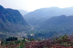 Đường lên Sì Lờ Lầu cheo leo, hiểm trở phải vượt qua 12 tầng dốc.