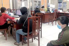 Người lao động là F0 làm thủ tục nhận giấy hoàn thành cách ly tại UBND phường 5, quận Gò Vấp Ảnh: BÙI ANH TUẤN