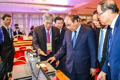 Khi còn nhiệm kỳ Thủ tướng, Chủ tịch nước Nguyễn Xuân Phúc đã đến thăm một DN giới thiệu về công nghệ chế biến gỗ xuất khẩu. Ảnh: QUANG HIẾU