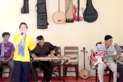 Trăm năm vọng lại tiếng đờn - Tiếng đờn cần một không gian