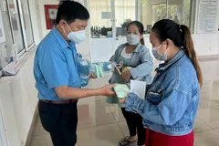 Người lao động chật vật trong cơn “bão giá“