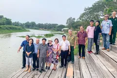 Đoàn cựu chiến binh và nhà văn bên dòng sông Long Khốt (4-2022).