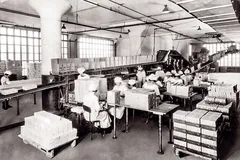 Đóng gói kẹo cao su tại nhà máy American Chicle Company ở Long Island City, New York.