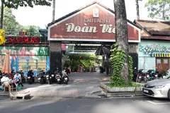 Không gian sinh hoạt của người dân bị cắt xén - Bỗng dưng thành... quán nhậu
