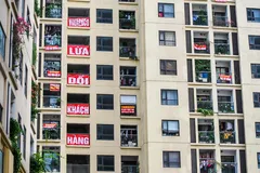 Những khung cảnh căng băng rôn đòi sổ hồng ở các khu chung cư ngày càng nhiều.
