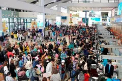 Lượng hành khách đi lại đã “bùng nổ” và tăng đột biến trong dịp cao điểm Tết Nguyên đán Quý Mão 2023. (Ảnh: CTV/Vietnam+)