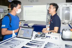 Doanh nghiệp Việt nỗ lực tìm đối tác sản xuất và tiêu thụ sản phẩm tại một chương trình triển lãm. Ảnh: HOÀNG HÙNG